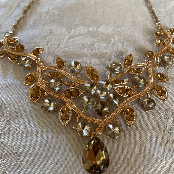 Three- Tiered gold Necklace (costume with matching earrings 
With earrings - Picture 2 of 8